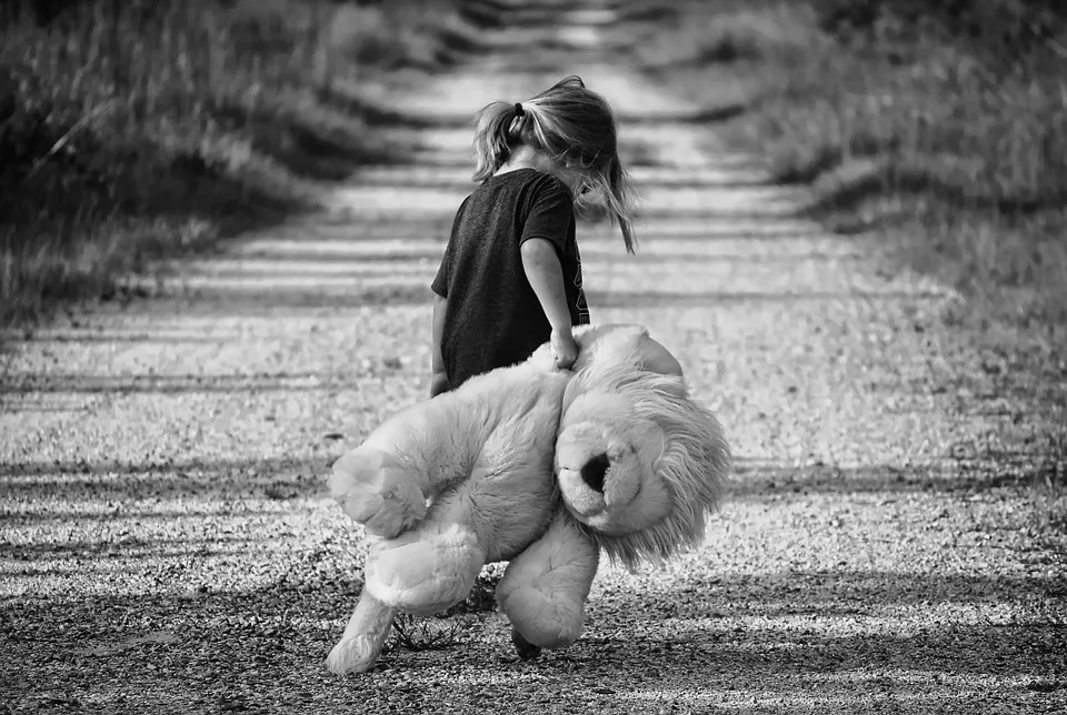 jeune fille à pied ours en peluche - pixabay - 447701